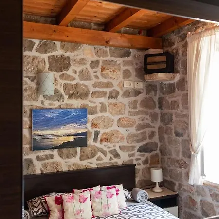 House Ston Nyaraló