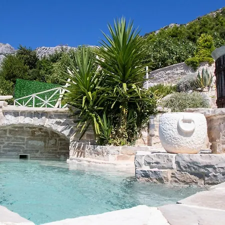 بيت للعطل House Ston *