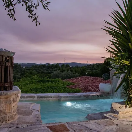 House Ston بيت للعطل *