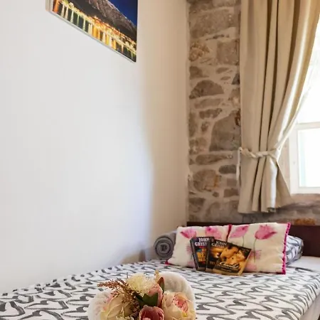 House Ston Nyaraló