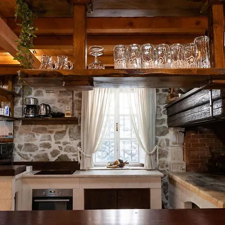 House Ston Nyaraló