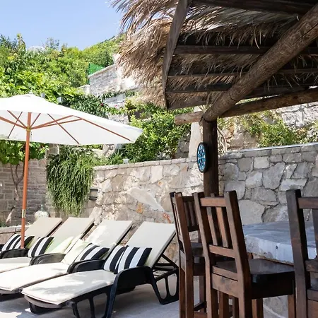 House Ston بيت للعطل *